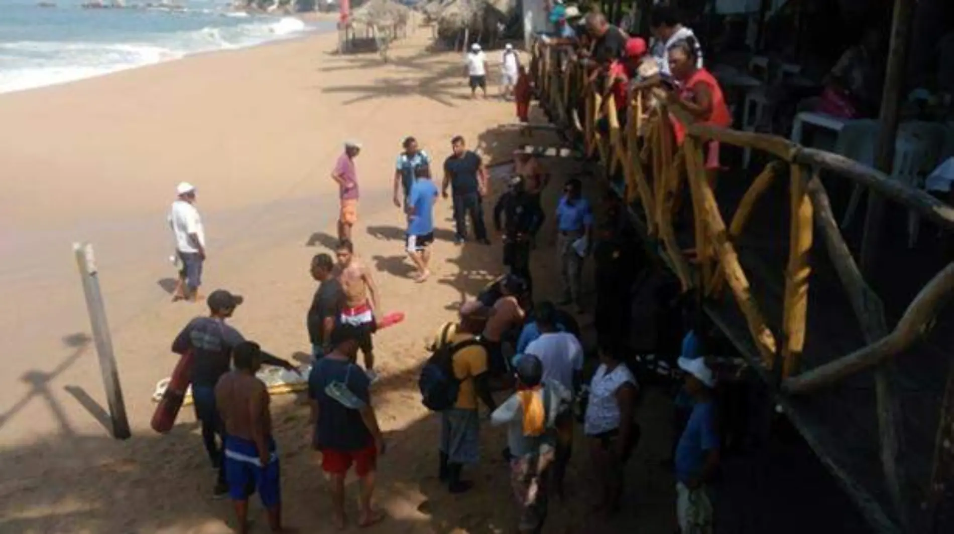 Acapulco - muere mujer ahogada en playa condesa